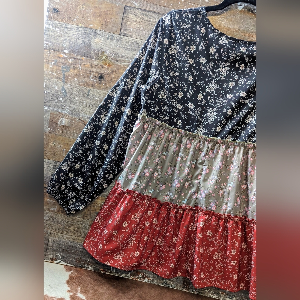 Women’s Floral Tiered Tunic Top - Black, Olive & Red - Picture 9 of 14